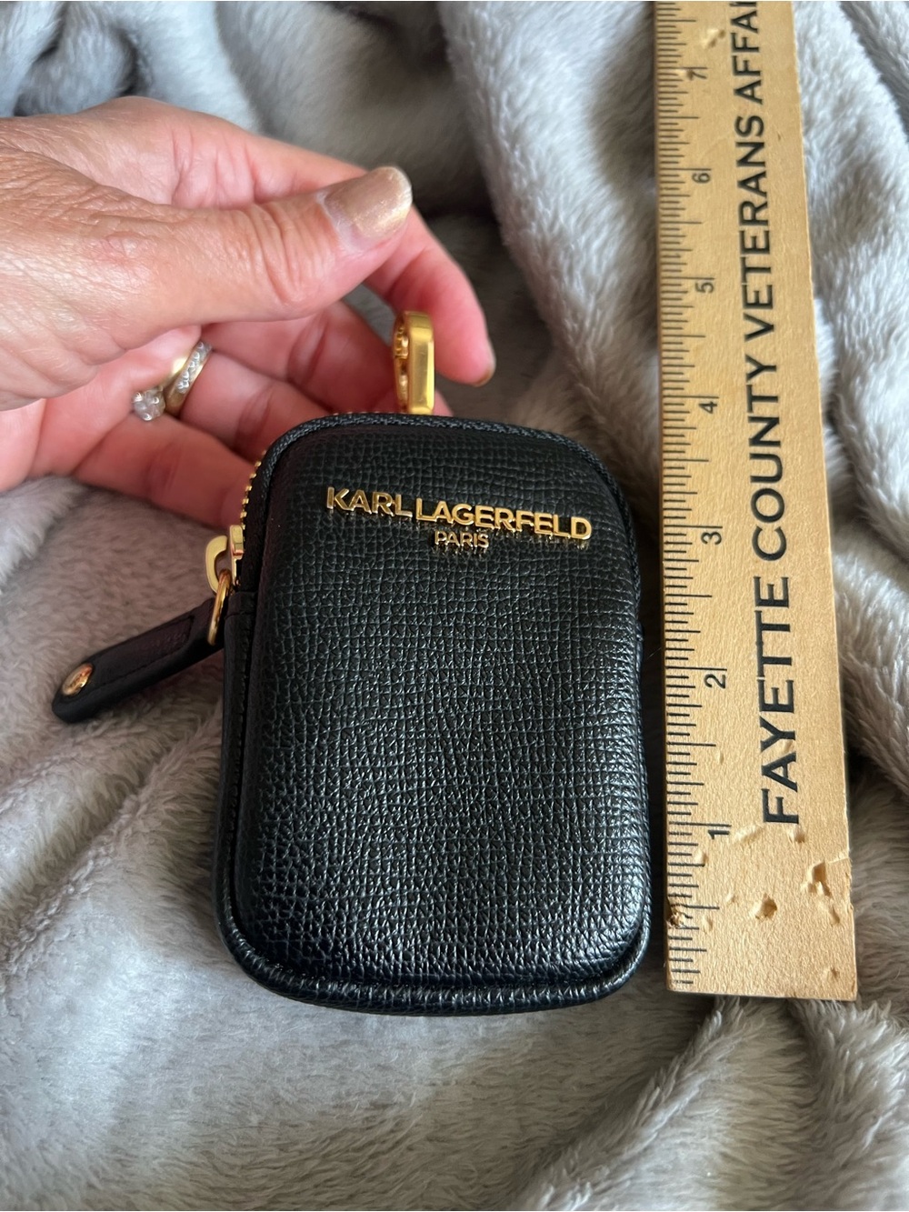 Karl Lagerfeld Pebbled, Gold Tone Hardware, Coin/Earbud Purse, new without tag - Picture 4 of 5